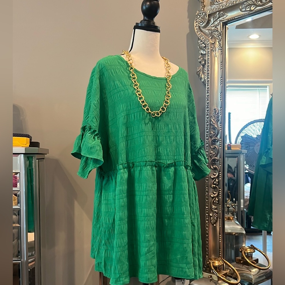 Cute Kelly green sleeve with ruffle on sleeves